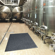 Water-Horse - 85x120 Anthracite - Mat in a wet area with large steel equipment that handles liquids